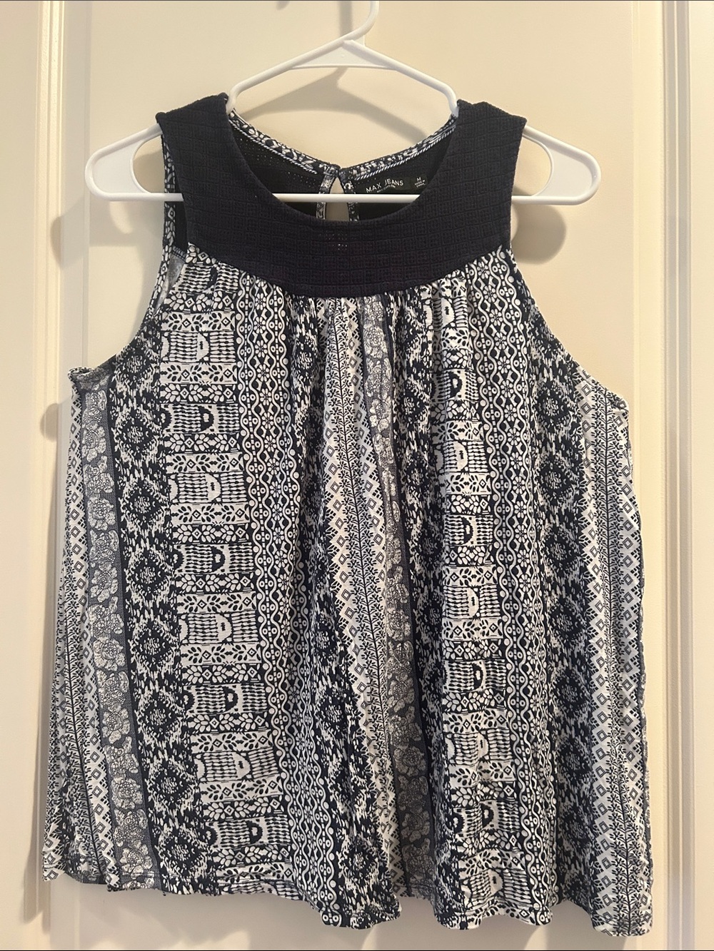 Max Jeans Boho style Sleeveless textured top Blue & White keyhole back size M